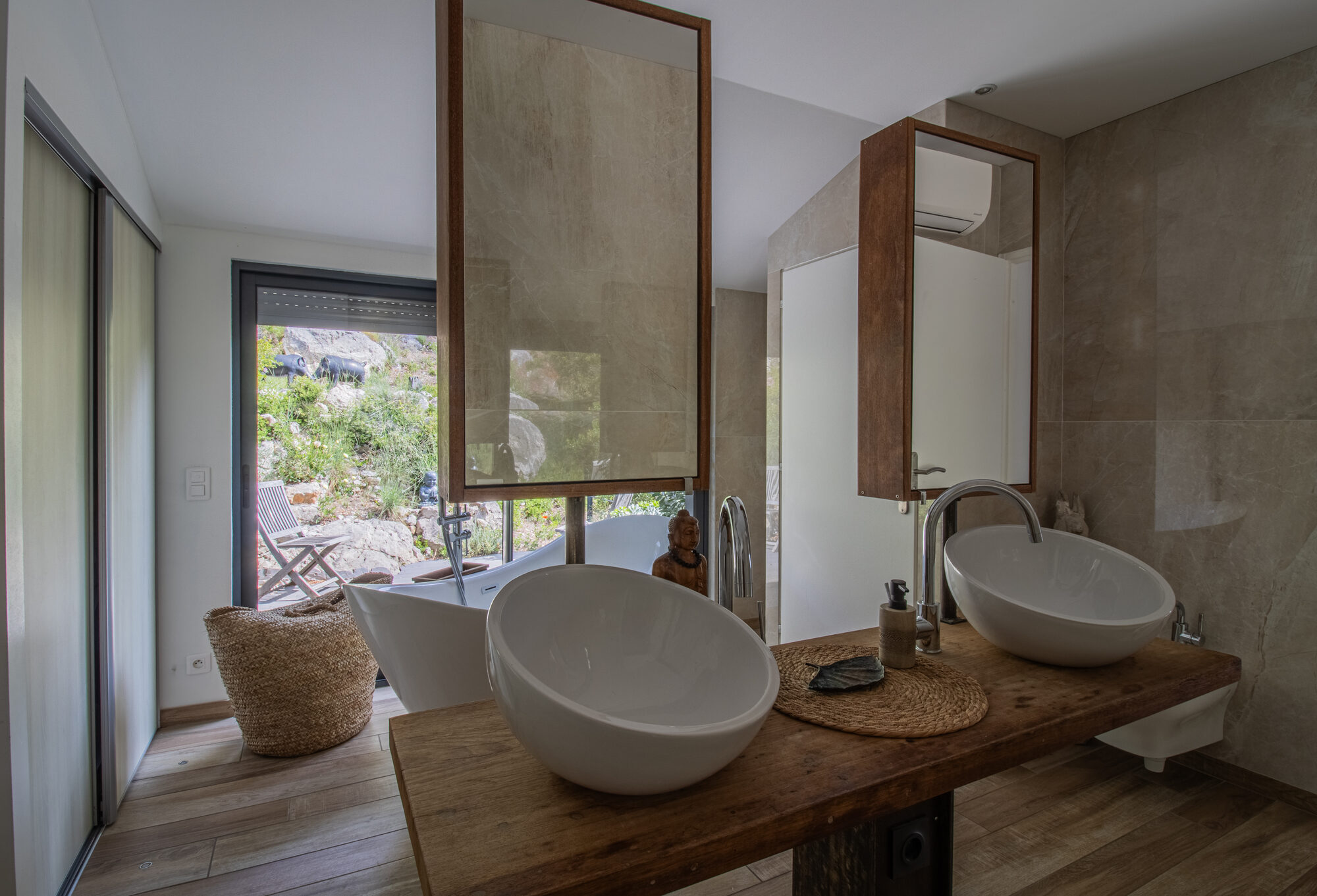 Double vasque vue jardin — Var