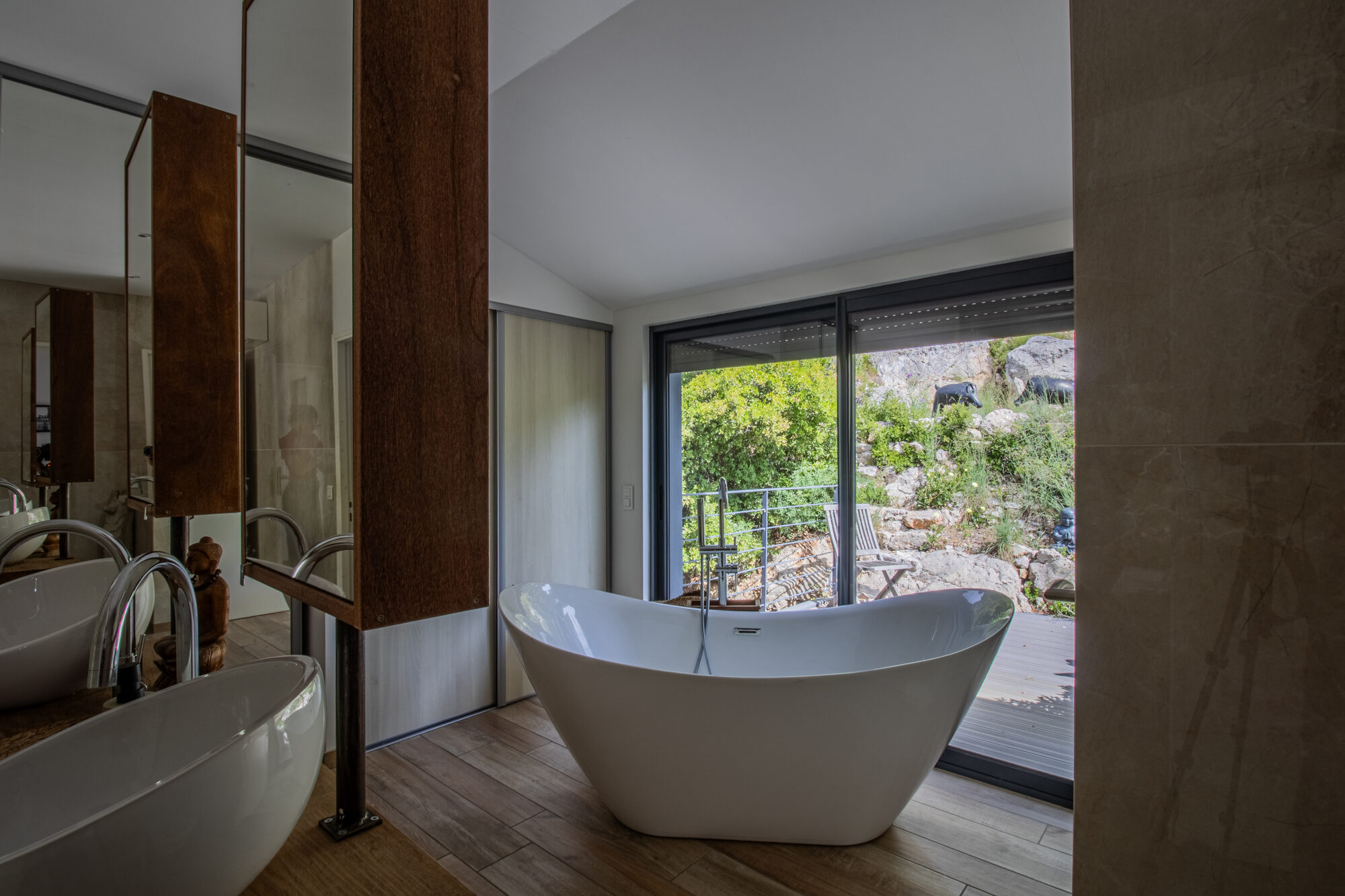 Salle de bain avec baignoire vue mer — Var