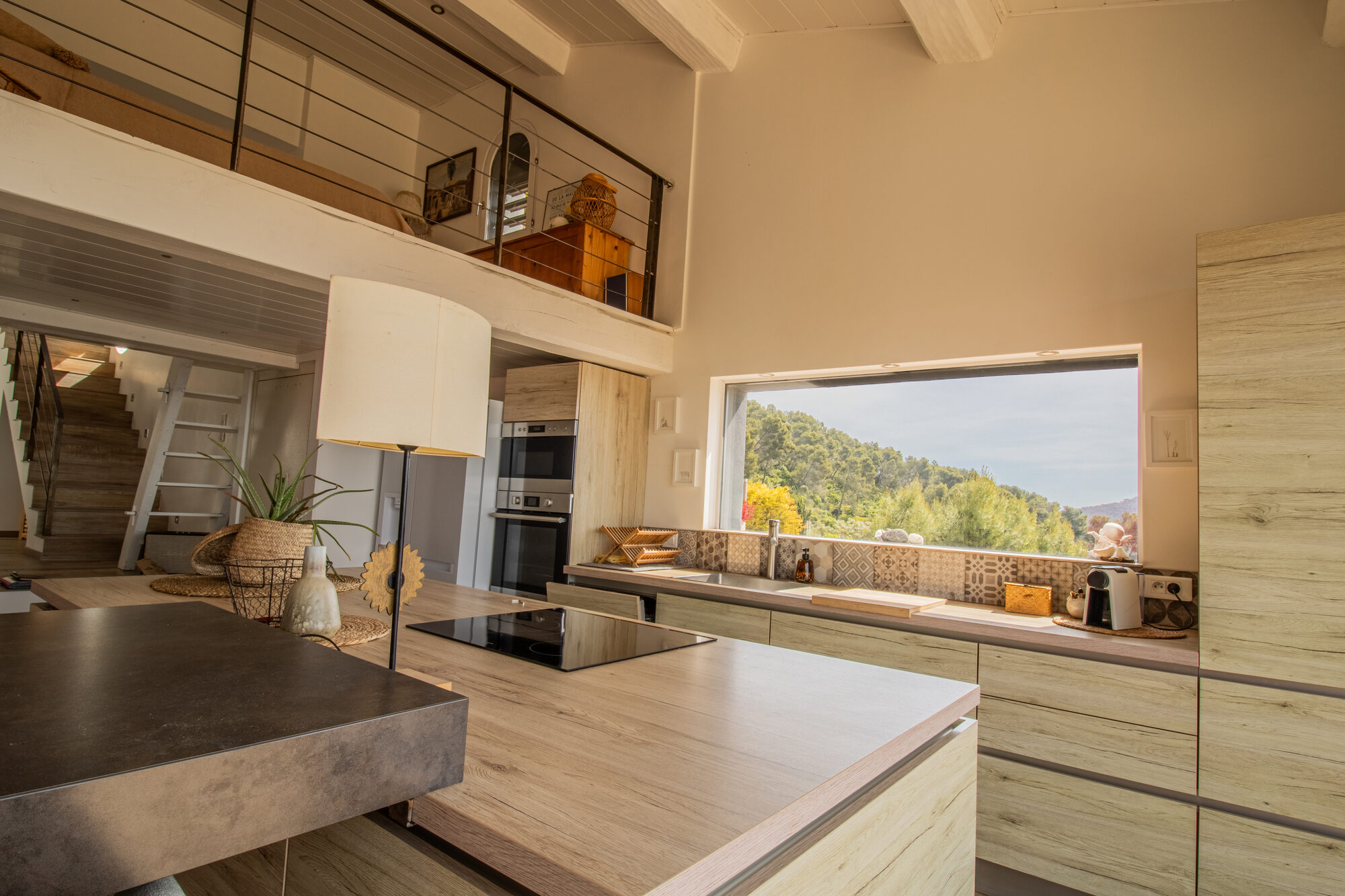 Cuisine ouverte vue mer — photographe immobilier Var