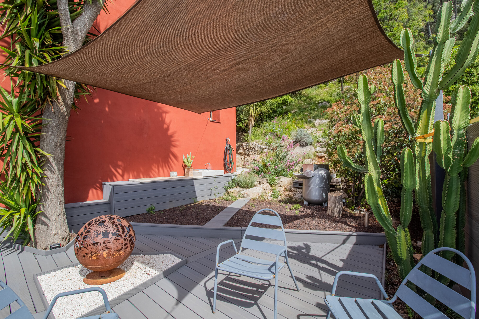 Terrasse à l'ombre, transats — Var